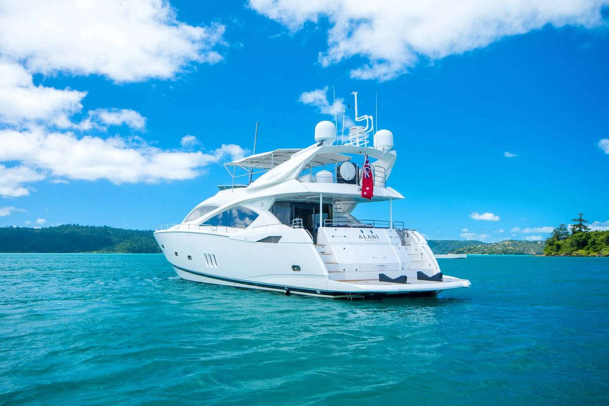 charter a yacht whitsundays
